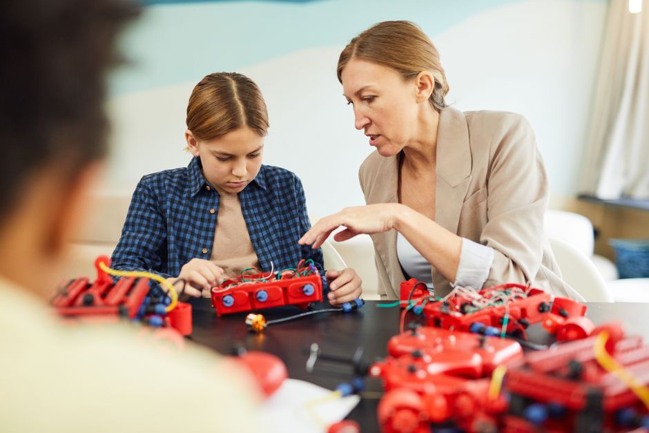 Children building and programming a robotics kit